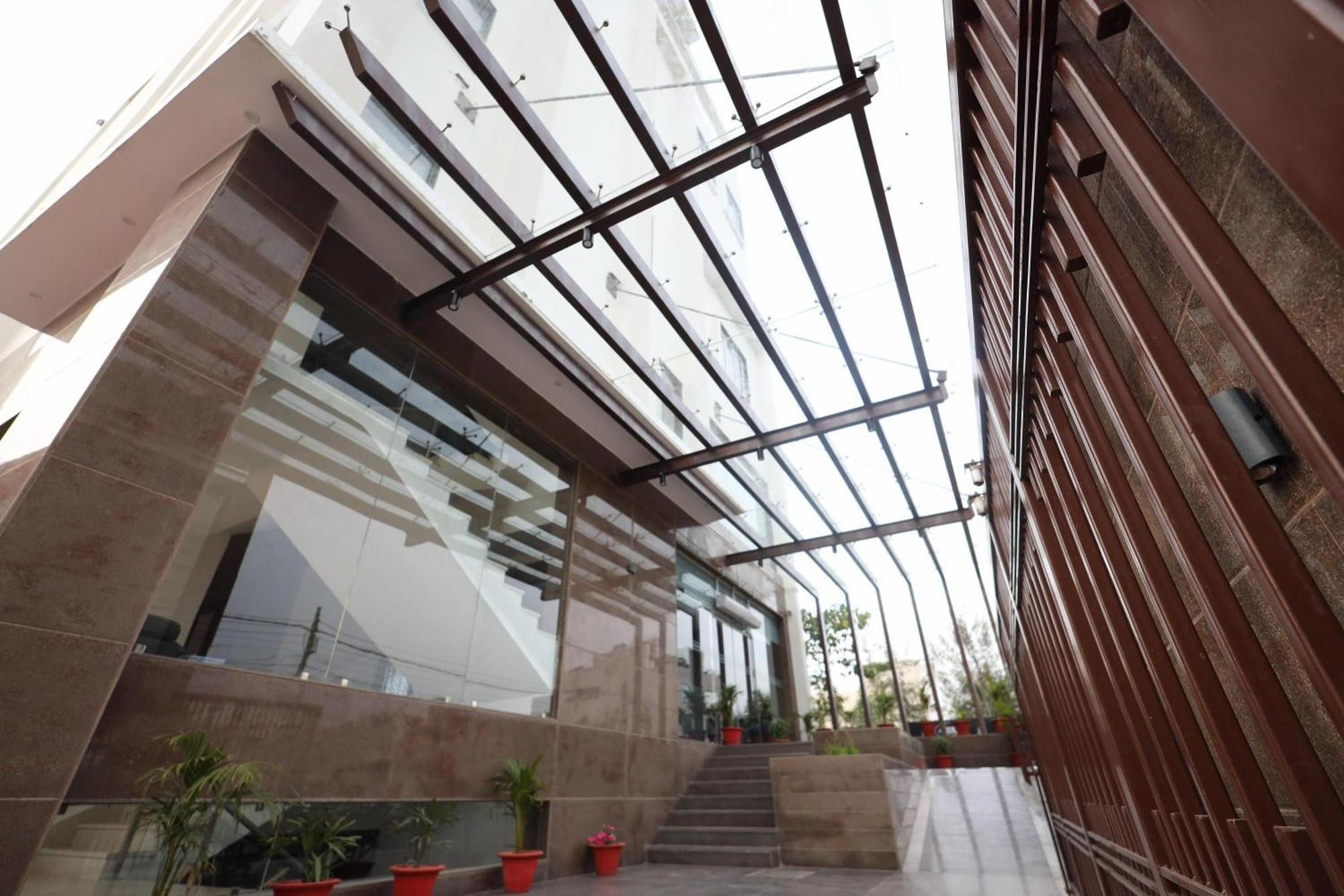 The Royal Legacy Hotell Lucknow Exteriör bild