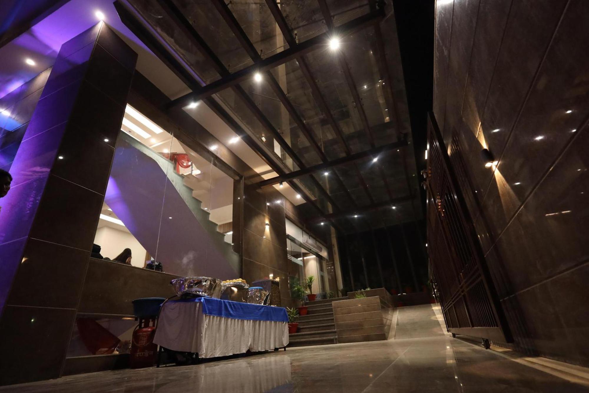 The Royal Legacy Hotell Lucknow Exteriör bild