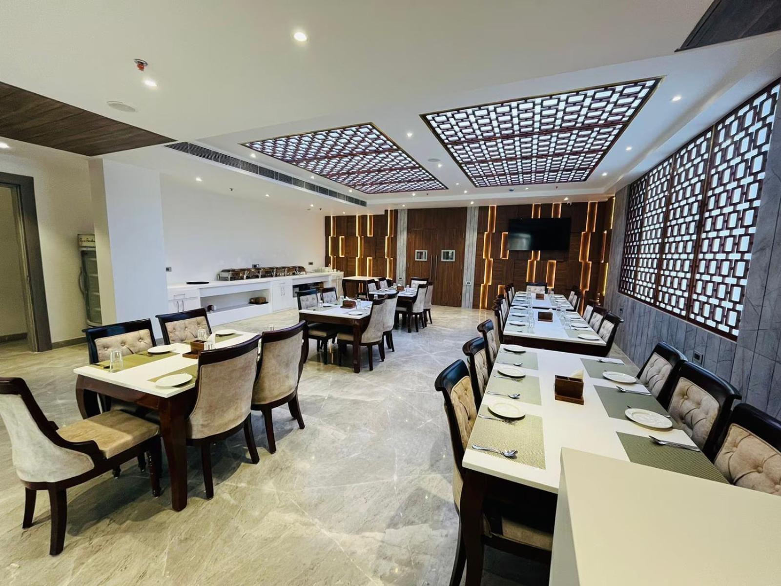 The Royal Legacy Hotell Lucknow Exteriör bild