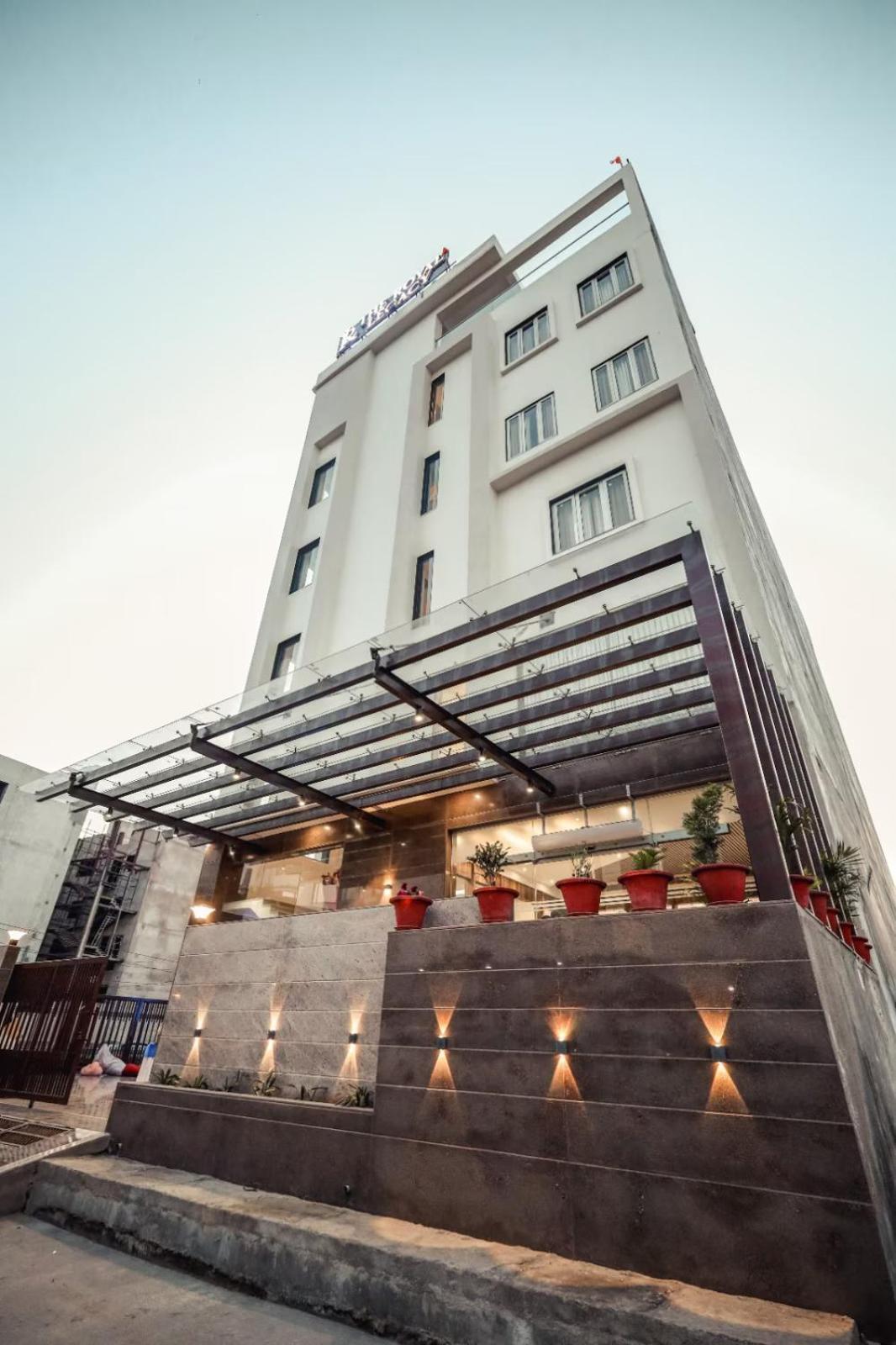 The Royal Legacy Hotell Lucknow Exteriör bild