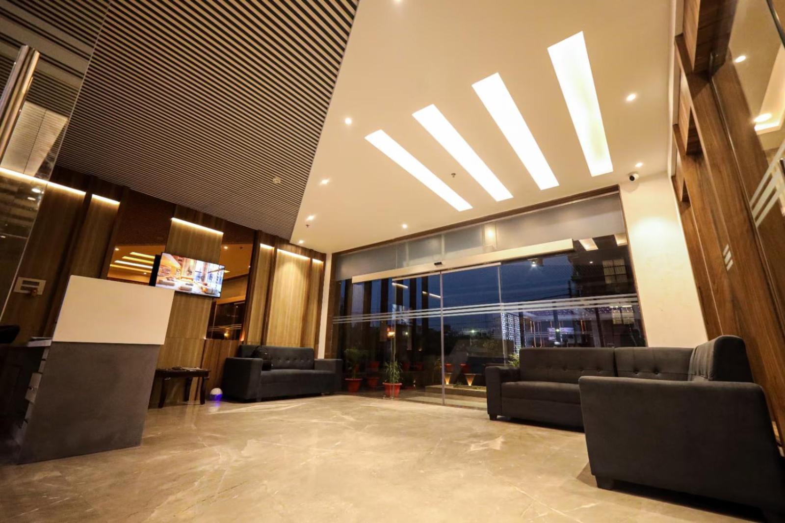 The Royal Legacy Hotell Lucknow Exteriör bild