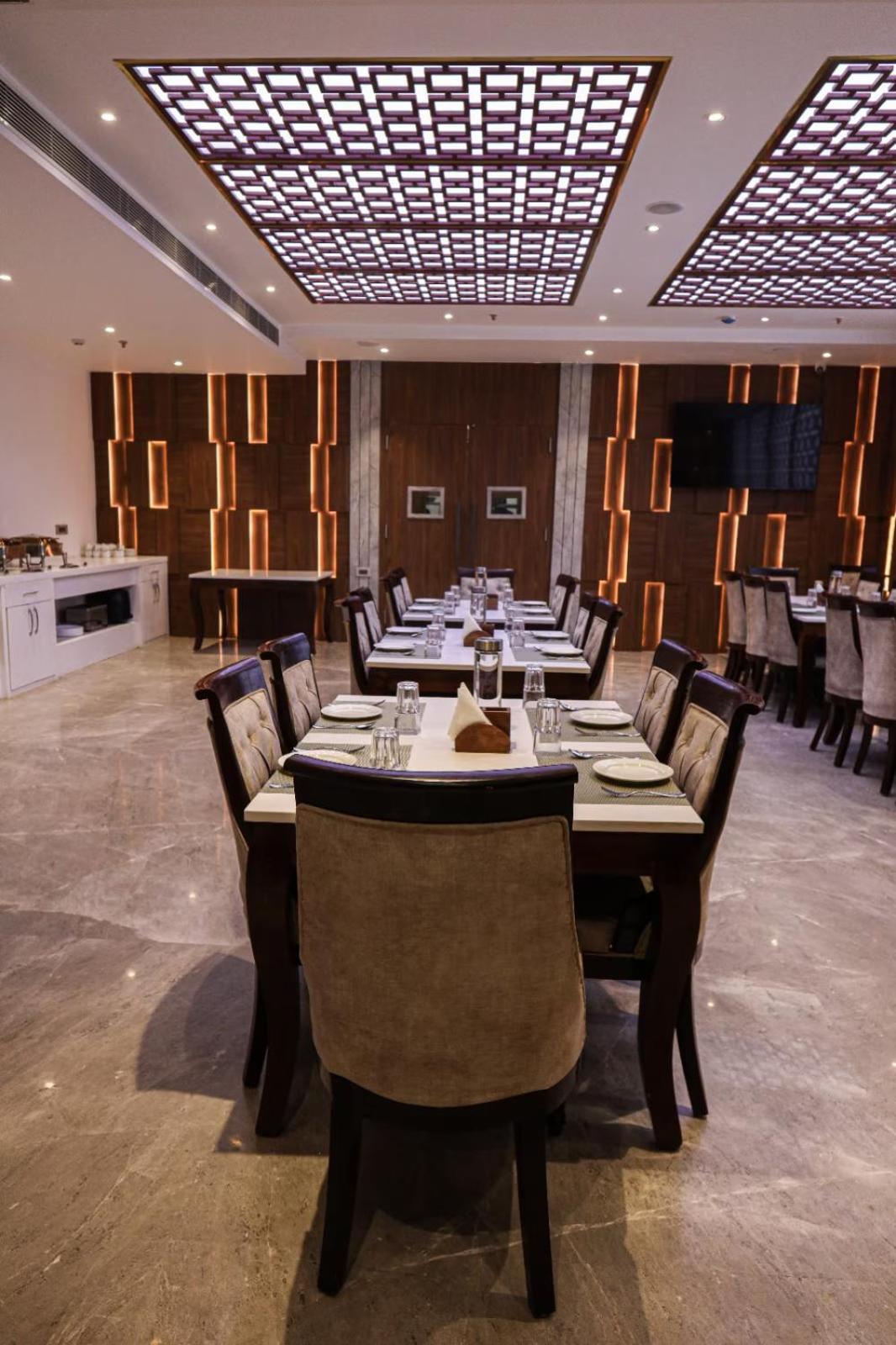 The Royal Legacy Hotell Lucknow Exteriör bild