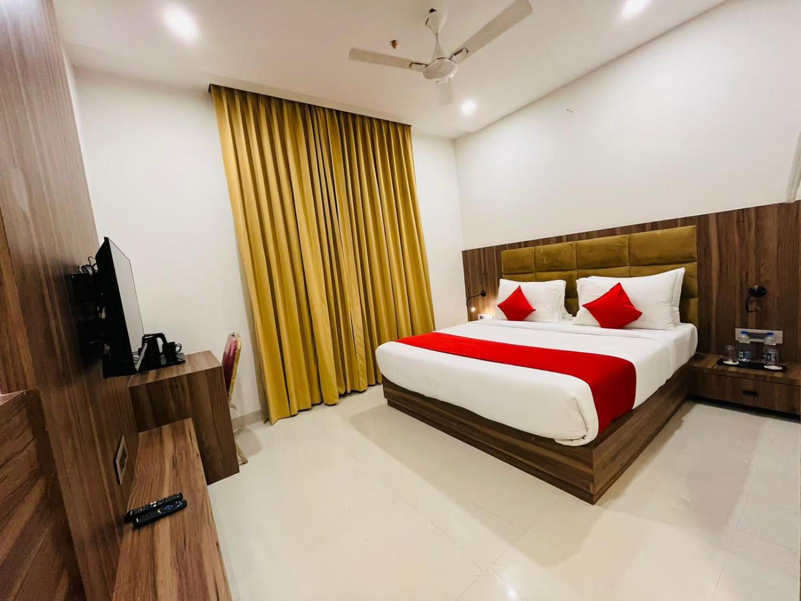 The Royal Legacy Hotell Lucknow Exteriör bild