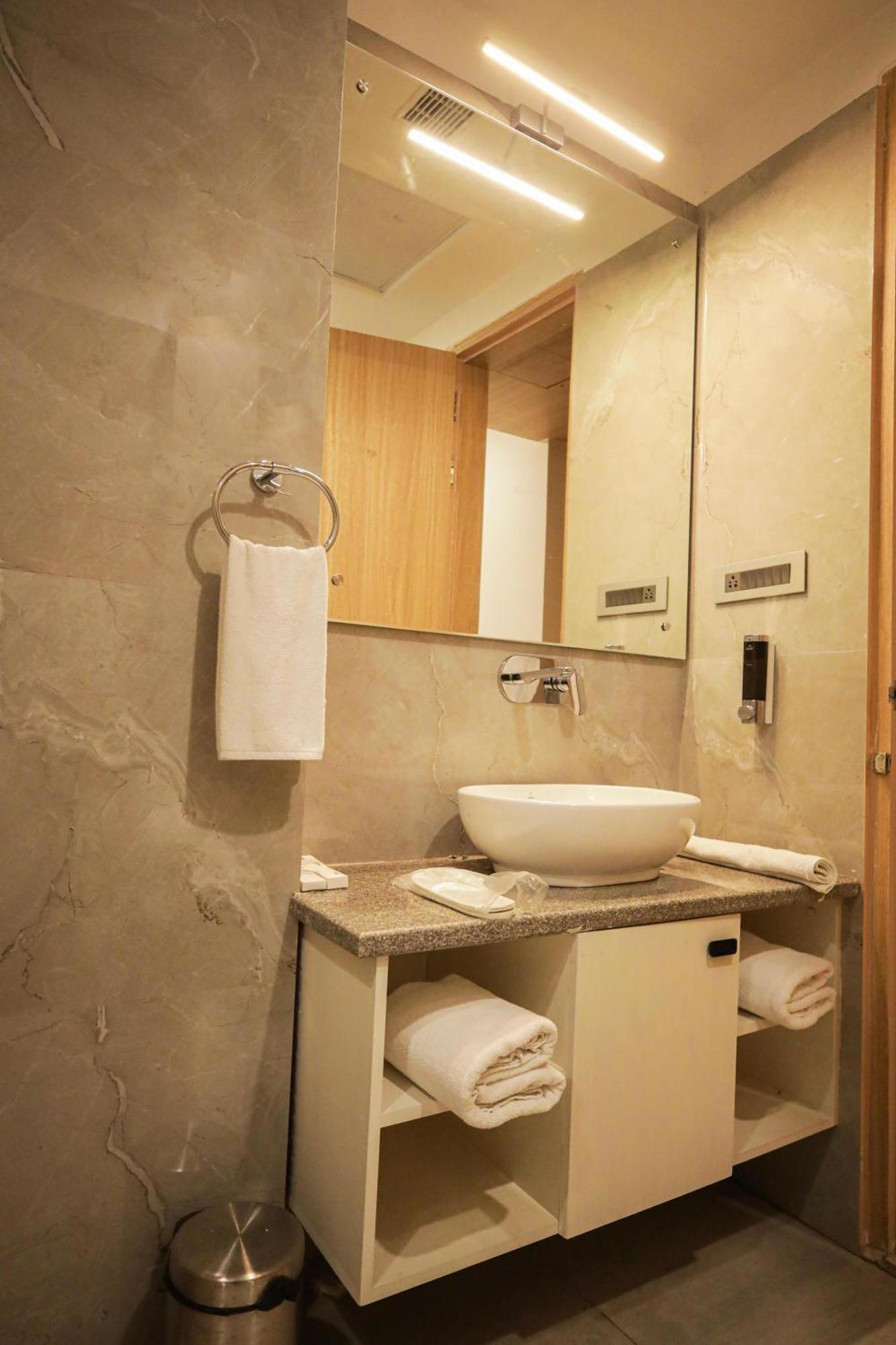 The Royal Legacy Hotell Lucknow Exteriör bild
